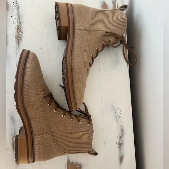 ⬇️👀 ROTHY’s The Laced Lug Boot in EXCELLENT Condition! - Picture 9 of 12